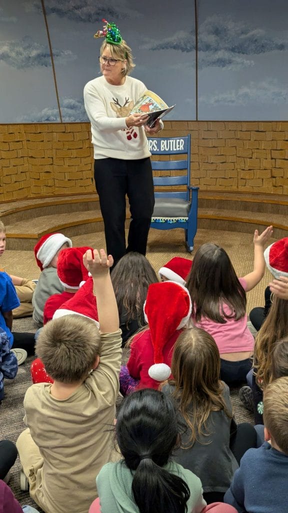 Dr. Mongan reads to Kindergarten