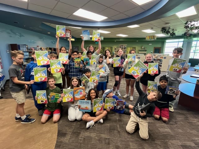5th graders holding books